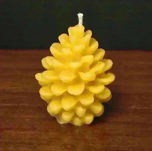 100% Medium Pinecone Beeswax Candle - Picture 5 of 5